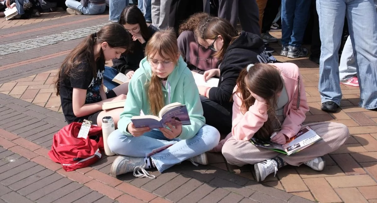 Wydarzenia publiczne, Wspólne czytanie centrum miasta Chojnice spróbują pobić rekord - zdjęcie, fotografia