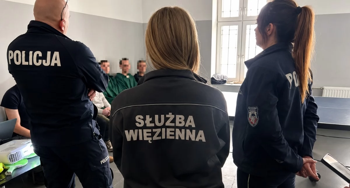 Kronika policyjna, Kraty mundury alkogogle Policja edukuje sprawców wypadków drogowych - zdjęcie, fotografia
