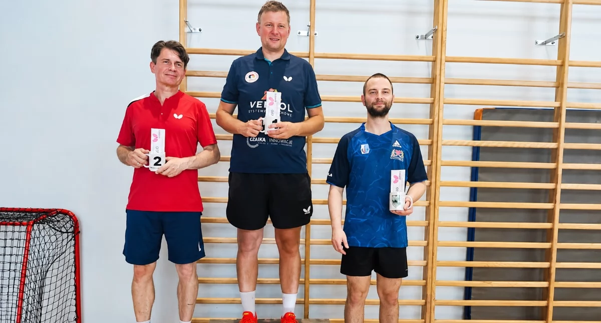 Podium turnieju w Cedrach Wielkich. W środku M.Brieger/fot. nadesłane