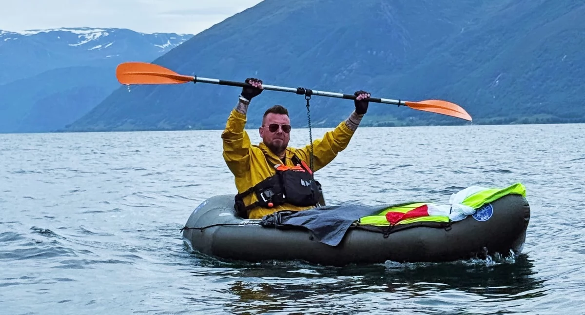 Akcje charytatywne, Ariel Milkowski Maksymilian Gromadzki płyną przez norweski fiord chorych dzieci - zdjęcie, fotografia