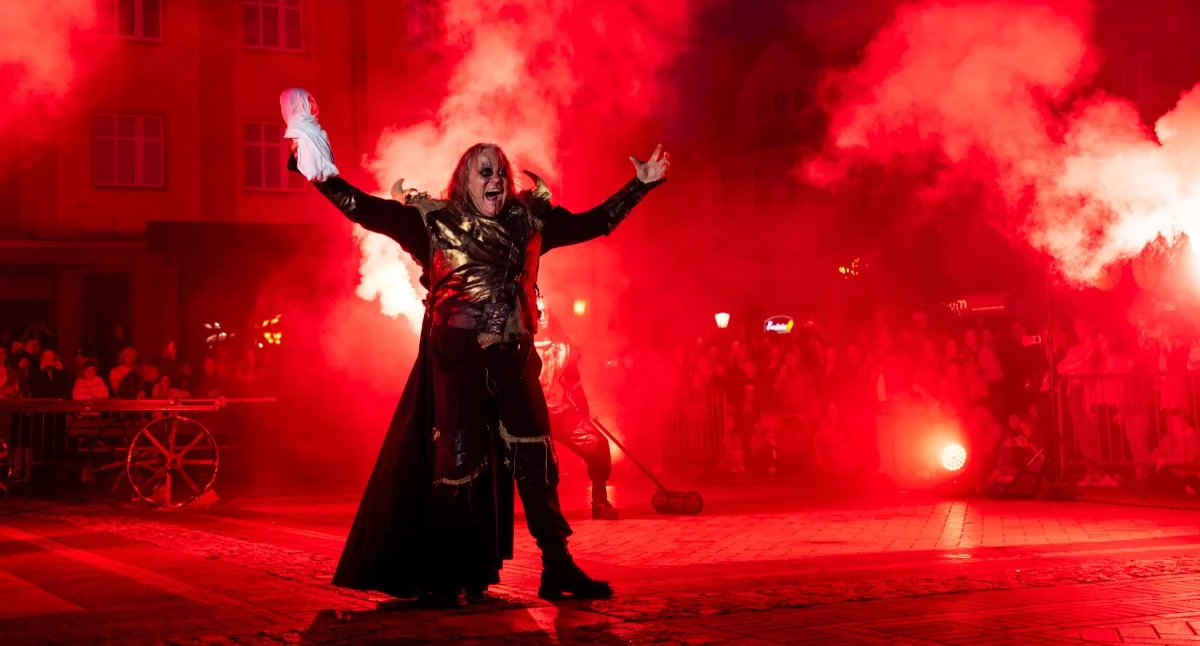 Teatr, Kosmiczne Kaszuby fakirzy finiszu chojnickiej Fiesty - zdjęcie, fotografia