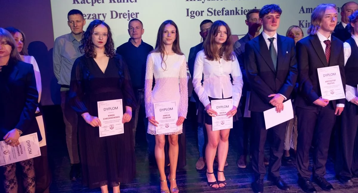 fot. archiwum, pożegnanie maturzystów w II LO w Chojnicach