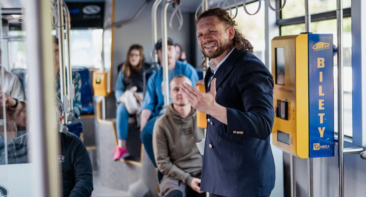 Teatr, Zamkną widzów autobusie aktorami Kontrowersyjny spektakl tylko osób powyżej życia! - zdjęcie, fotografia
