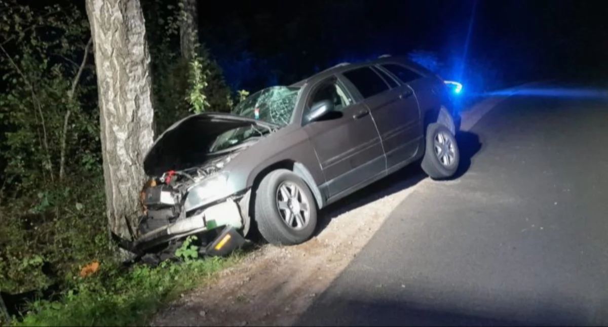 Wypadek, Zostawił rozbite uciekł Policja szybko zapukała drzwi - zdjęcie, fotografia