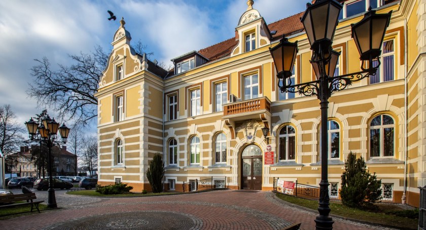 Wydatki publiczne, Stowarzyszenie „Dworek Polski” otrzyma największe dotacje powiatu - zdjęcie, fotografia
