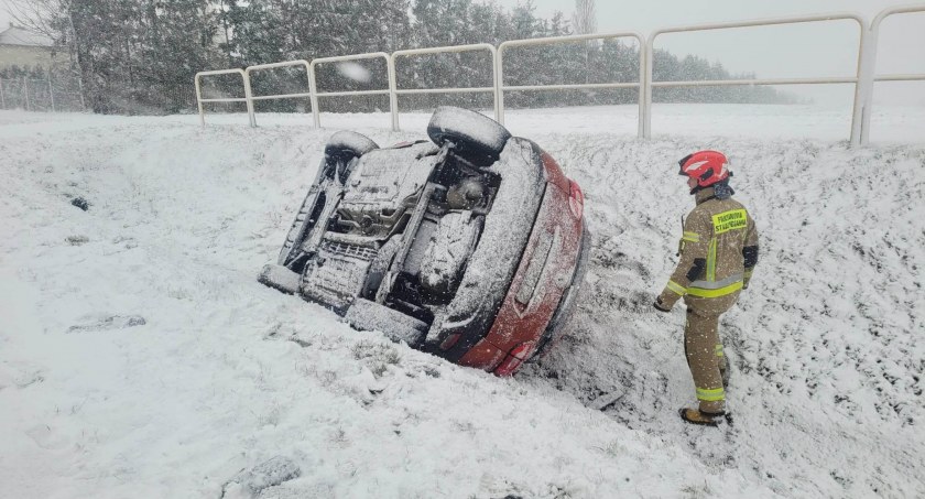 Wypadek, Pawłowie samochód rowie stłuczce - zdjęcie, fotografia
