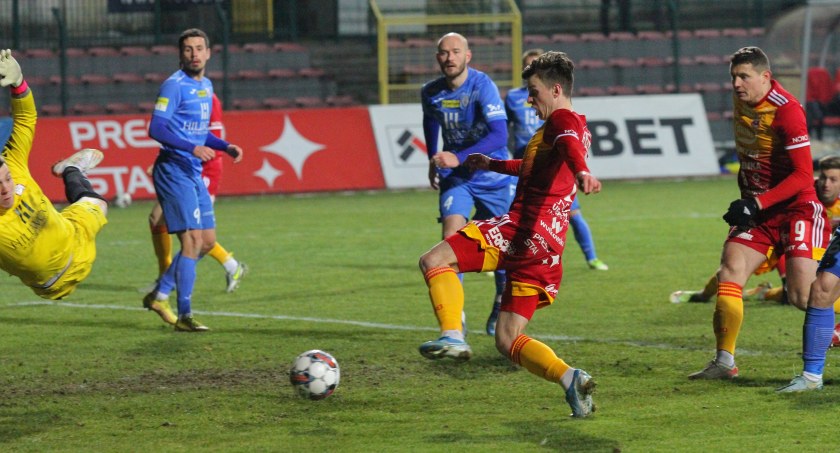 Adam Ryczkowski zdobywa gola na 2:0 i pieczętuje wygraną Chojniczanki.
