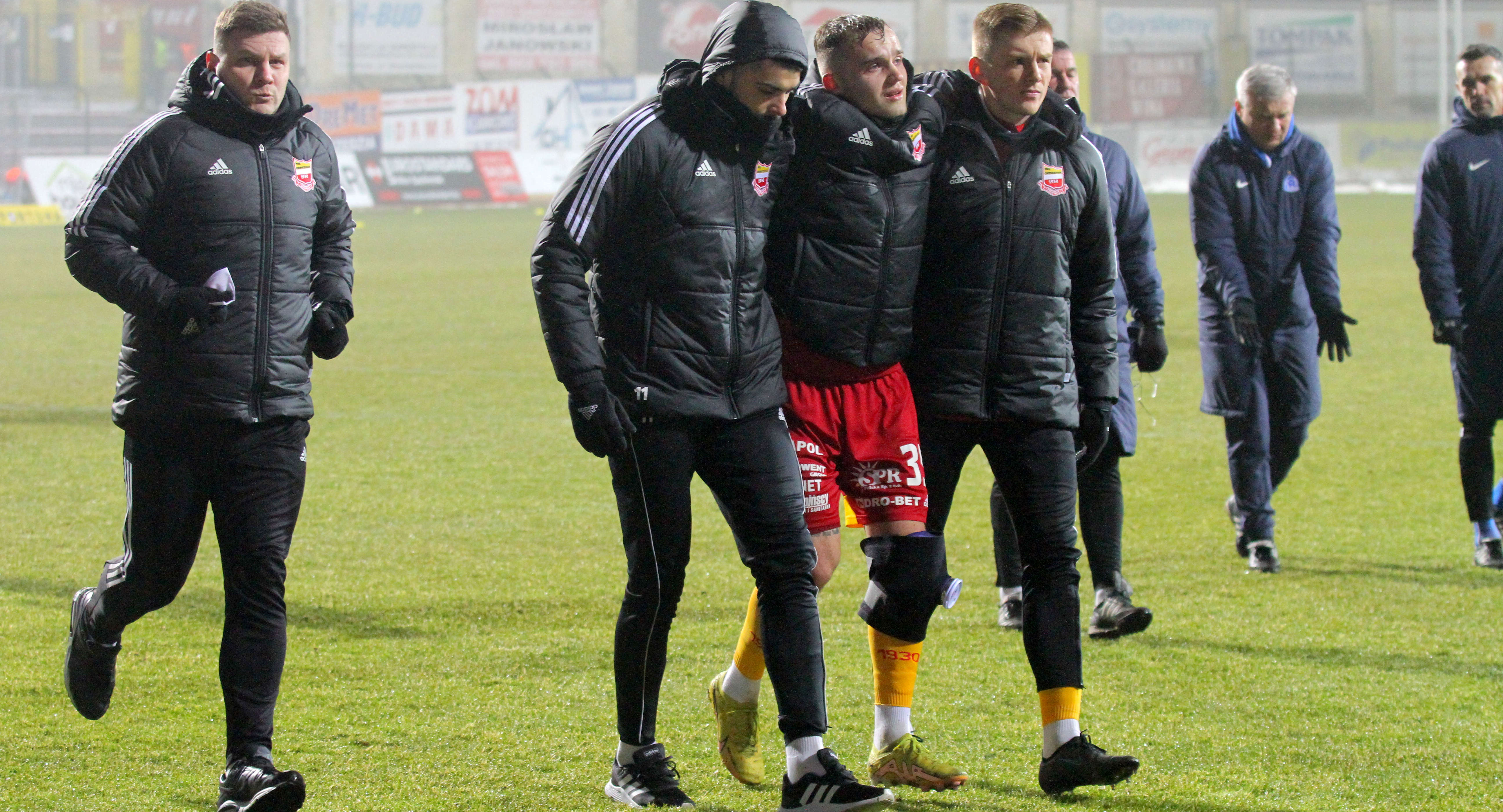 Daniel Szelągowski opuścił boisko opierając się o ramiona kolegów.
