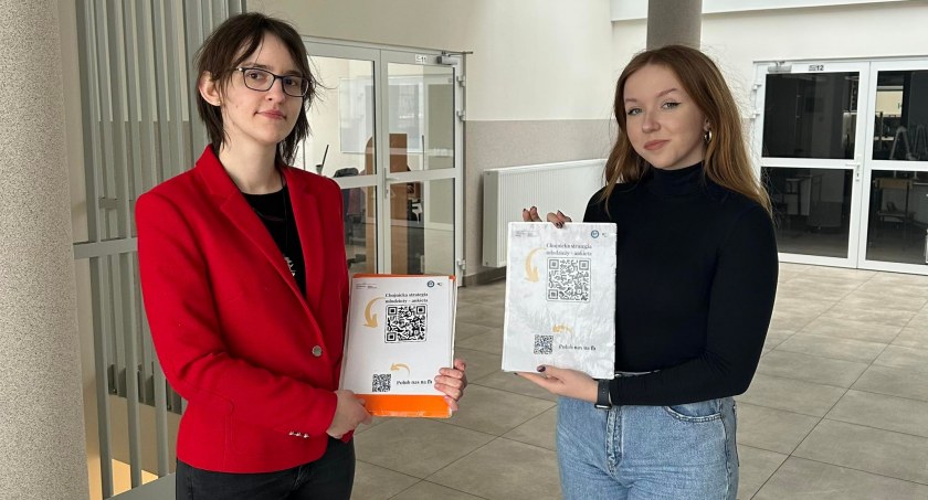 Livia Walczak i Żaneta Jasińska zachęcają do wypełnienia ankiety.