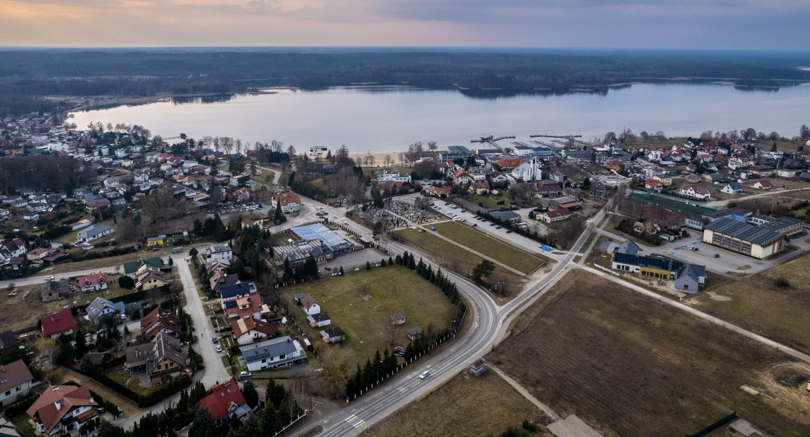 Inwestycje i remonty, Ratujmy Charzykowy petycja mieszkańców przeciwnych budowie sześciu budynków wielorodzinnych centrum Charzyków - zdjęcie, fotografia