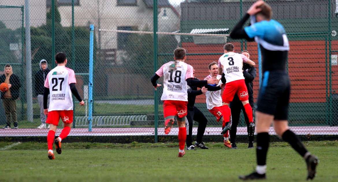 Radość zawodników i sztabu Kolejarza po golu na 2:1.