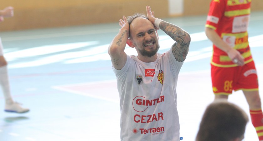 Patryk Laskowski mógł jedynie łapać się za głowę po kolejnych golach Jagiellonii.