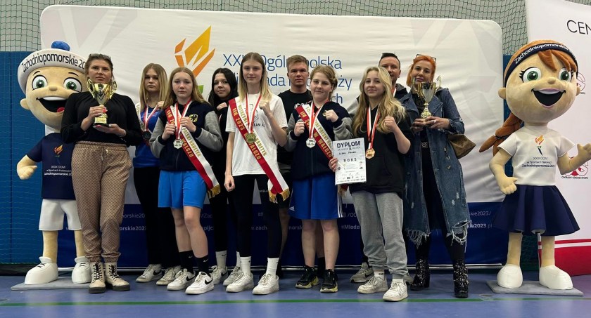 Przedstawiciele klubu prezentują medale i puchary wywalczone w Wałczu (fot. Boxing Team Chojnice).