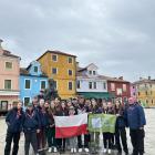 Harcerze z flagą Polski i Hufca ZHP Chojnice w Burano
