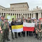 Harcerze z 42 WDH i harcerki z 42 ŻDH dumnie trzymają flagę Polski, Chojnic i Hufca ZHP...