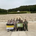 Harcerze 42 WDH i harcerski z 42 ŻDH z flagą miasta Chojnice i Hufca ZHP Chojnice