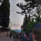 Harcerze zmierzający o brzasku dnia na wzgórze Monte Cassino