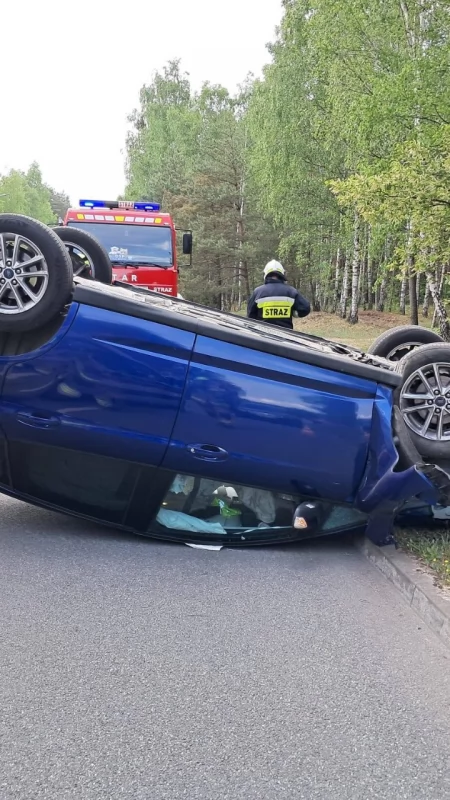 Uderzył w latarnię i dachował 