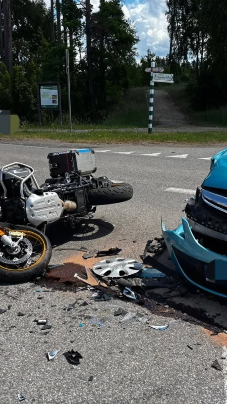 Zderzenie motocykla z osobówką. Zablokowana droga wojewódzka