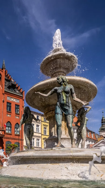 Fontanna na Starym Rynku zbielała. Miasto musi pilnie spuścić wodę i szukać przyczyny