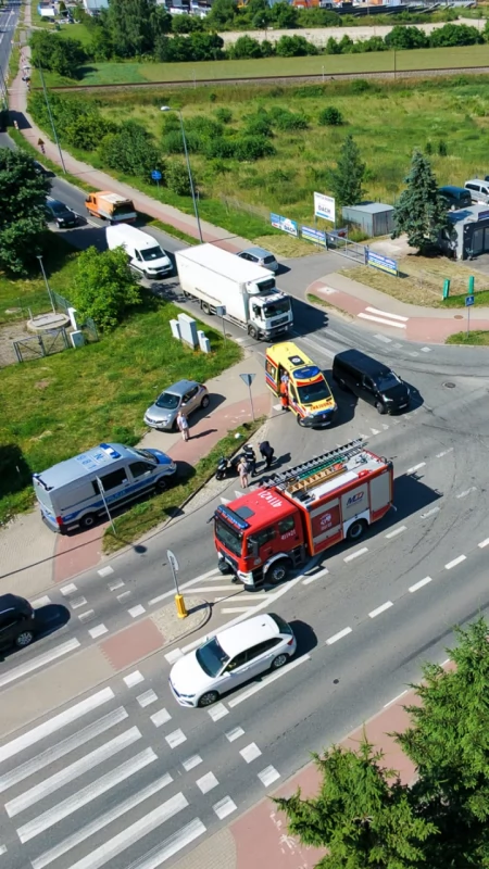 Stłuczka w Chojnicach. Nissan wjechał w motorowerzystę na skrzyżowaniu