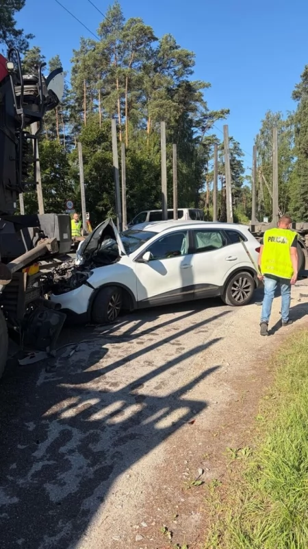 Wypadek Kłodawa: Zderzenie renault z ciężarówką MAN. Kobieta w szpitalu