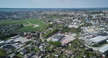 Samochody na wałach zbiornika przy Sobierajczyka