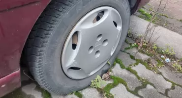 Porzucony samochód pod Netto w centrum Chojnic. Straż Miejska wyjaśnia, co można zrobić w takiej sytuacji