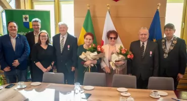 Barbara i Edward Oleksiak oraz Grażyna i Zygmunt Pruscy z medalami za długoletnie pożycie