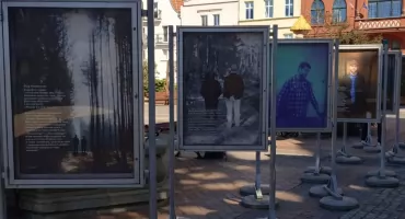 Radosław Ginter i Filip Weltrowski z poetycką wystawą na rynku w Chojnicach