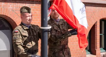 Biało-czerwone na rynku w Chojnicach. Obchody Dnia Flagi