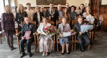 Krystyna i Ryszard Szwedowscy oraz Genowefa i Jan Pobłoccy z medalami za długoletnie pożycie małżeńskie