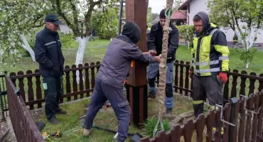 Nowy krzyż stanął w Lichnowach. Konstrukcja zastąpiła 40-letni zniszczony obiekt