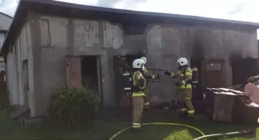 Pożar budynku gospodarczego w Leśnie. Cztery zastępy straży w akcji przy ul. Słonecznej