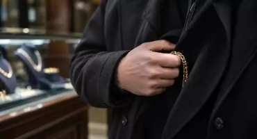 Roztargnienie czy kradzież? Złota bransoletka w kieszeni mundurowego