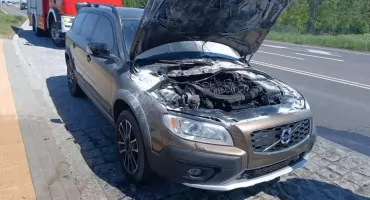 Jechał berlinką, gdy nagle spod maski buchnął ogień