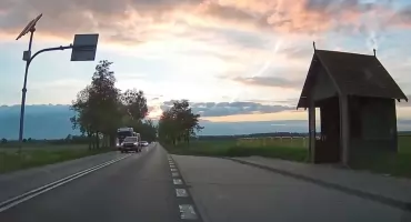 Niebezpieczna jazda na podwójnej ciągłej. Czytelnik Czasu Chojnic uciekał przed zderzeniem czołowym