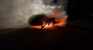 Ogień strawił auto na postoju. Strażacy walczyli z żywiołem pod osłoną nocy