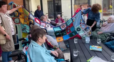 Gminny Ośrodek Kultury przekazał kolorowy patchwork dla Towarzystwa Przyjaciół Hospicjum w Chojnicach