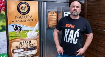 Mlekomat w Chojnicach hitem. Dlaczego mleko prosto od krowy nie ma zapachu obory?