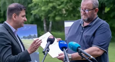 Sztuczna murawa, oświetlenie i zaplecze. Duża inwestycja sportowa w Chojnicach