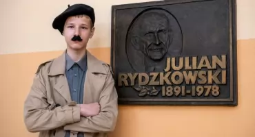 Uczeń Jan Narloch jako Julian Rydzkowski. Tak chojnicka podstawówka świętowała rocznicę