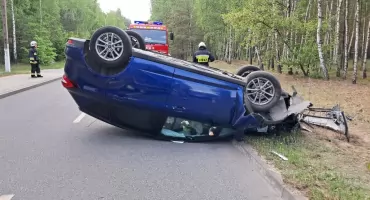 Uderzył w latarnię i dachował 