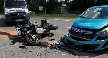 Zderzenie motocykla z osobówką. Zablokowana droga wojewódzka
