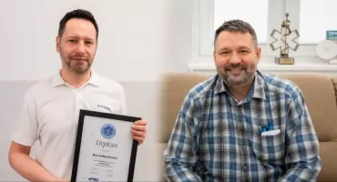 Sukces medyków z Chojnic. Mateusz Gutkowski i Maciej Mączkowski ze statuetkami