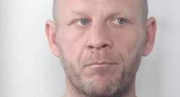 Wyszedł w granatowym swetrze i przepadł. Mężczyzna jest poszukiwany przez policję