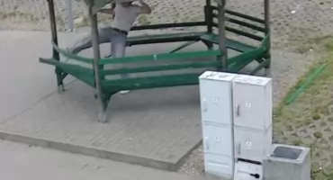 Zdemolował altanę na placu zabaw na Karsińskiej i odszedł. Policja szuka około 30-letniego mężczyzny