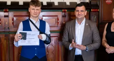 Ze złamaną ręką po nagrodę burmistrza. Niezwykła determinacja absolwenta 