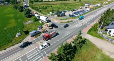 Stłuczka w Chojnicach. Nissan wjechał w motorowerzystę na skrzyżowaniu