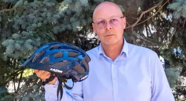 Sebastian Matthes miał groźny wypadek na rowerze. Kask uratował mu życie